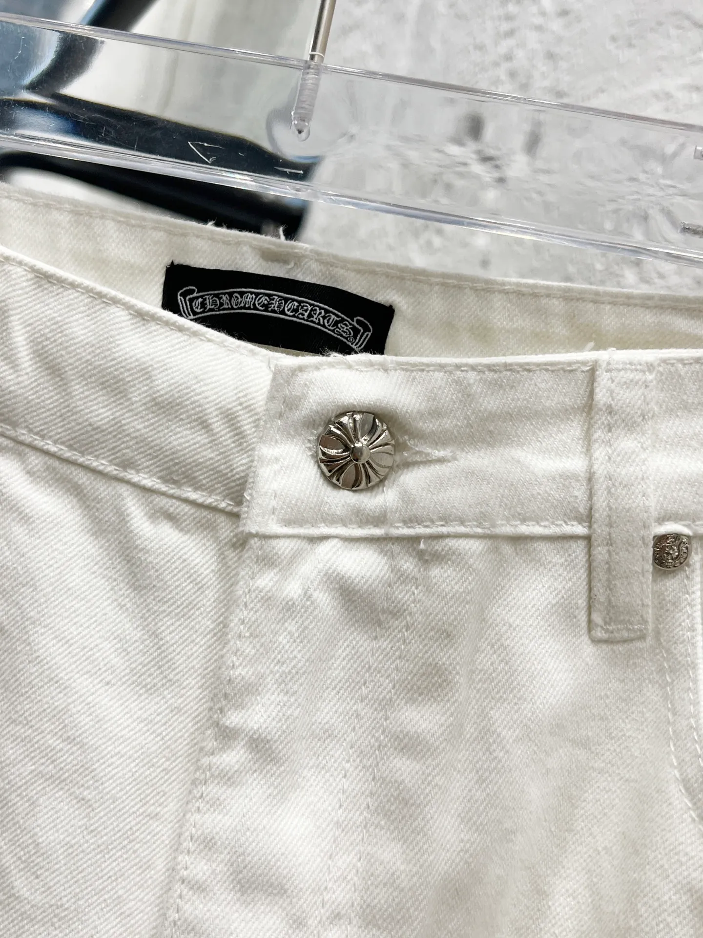 P230 Style number: H850 Chrome hearts & Chrome hearts 25ss yellow cross patch leather jeans Chrome hearts’ logging pants are here! ! ! CH Croix Heart Double Knee Cross Patch Leather Bo1 Style Logging Pants Straight-leg Work Pants B136 Croix Heart Cross Sanskrit Overalls Price 24W Level, patchwork cross pattern embellishment, high-waisted washed jeans! ! Absolutely high-end luxury products, 1.9W level god-level single products, super popular products, made by top heavy industry, not to be missed. About Zangyin, this is an extremely luxurious fashion brand, which can also be called the nobles of the high street. It has always been an exclusive brand of some hipsters or rich second generation. Compared with ordinary high streets, it is more luxurious and noble. Compared with luxury brands, it has a more fashionable personality and has always been a brand that I have a special liking for. Imported yarn is custom-woven into a high-density twill canvas. While ensuring a stiff silhouette, the fabric feels very delicate. It follows the B01 classic silhouette. The upper body is stiff and stylish. The ready-made garments are stone-ground and fermented and can be matched with any style. Buttons and zinc-brushed washable genuine YKK retro metal products. Double-layered canvas on the front. Perfect details. All hardware is perfect. Size: 30-32-34-36 Color: white pants and yellow leather
